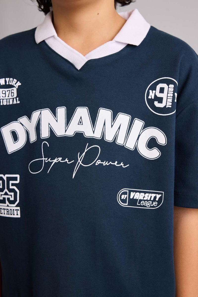 ديفاكتو تيشيرت بولو اولادي نص كم بطبعة شعار اوفر سايز وياقة عالية - Image 4