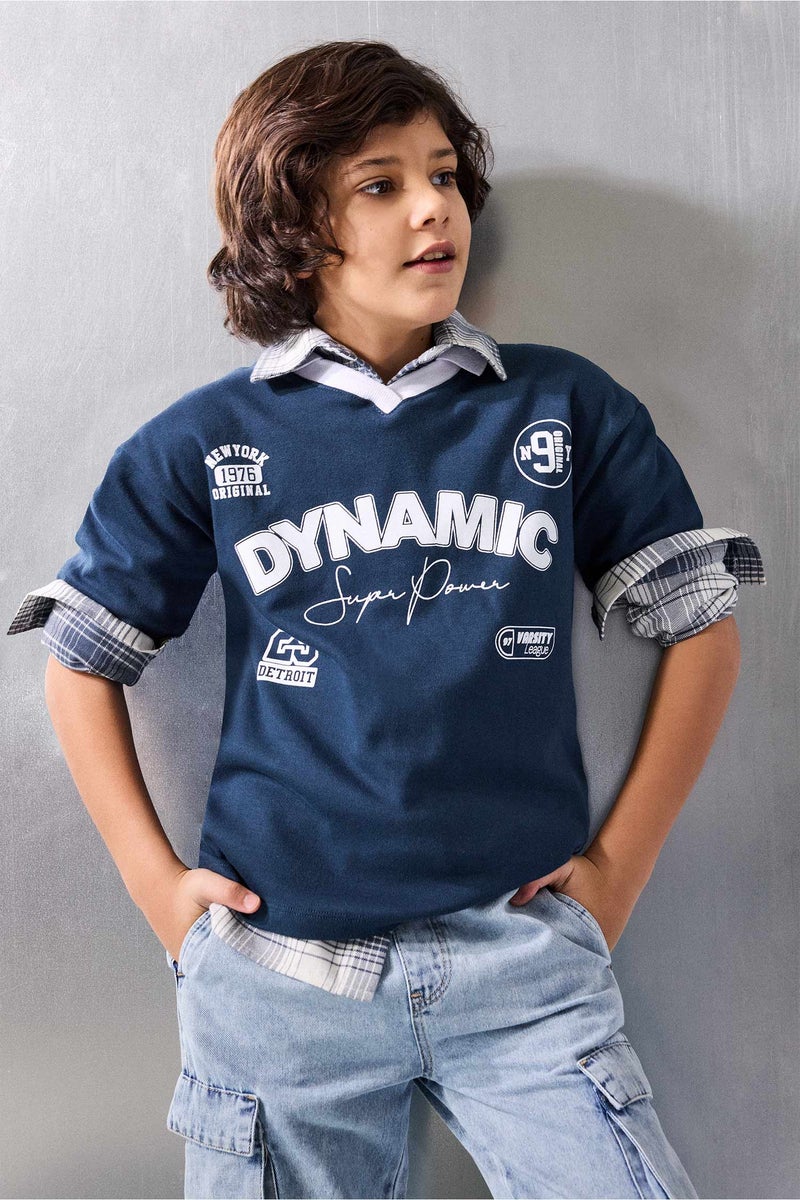 ديفاكتو تيشيرت بولو اولادي نص كم بطبعة شعار اوفر سايز وياقة عالية - Image 3