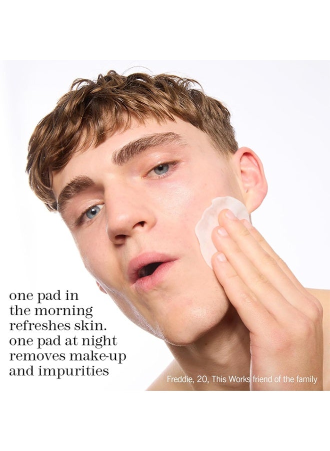 This Works In Transit No Traces Cleansing Pads Rosewater and Mint Infused Facial Wipes Gentle Make-Up Remover 80 pads - Image 3