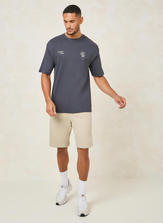 ستايلي تيشيرت أوفرسايز بطباعة جرافيك أمامية وخلفية - Image 2