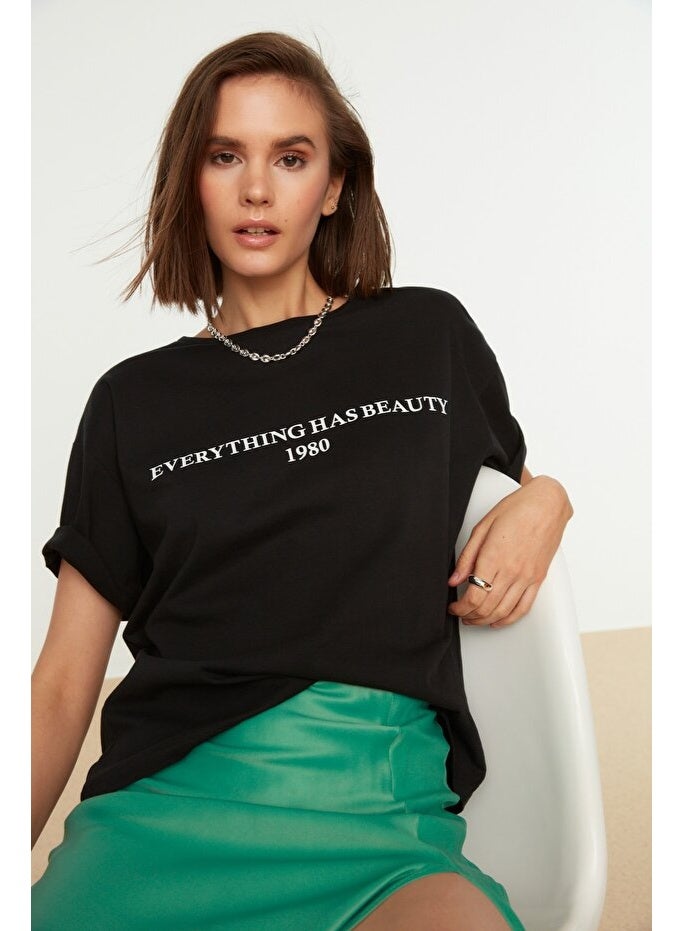 trendyol Black 100% Cotton Slogan Printed Relaxed/Wide Relaxed Cut Crew Neck Knitted T-Shirt - Image 4