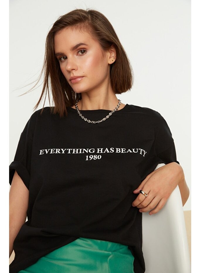 trendyol Black 100% Cotton Slogan Printed Relaxed/Wide Relaxed Cut Crew Neck Knitted T-Shirt - Image 2