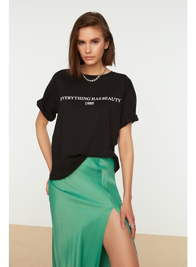 trendyol Black 100% Cotton Slogan Printed Relaxed/Wide Relaxed Cut Crew Neck Knitted T-Shirt - Image 1