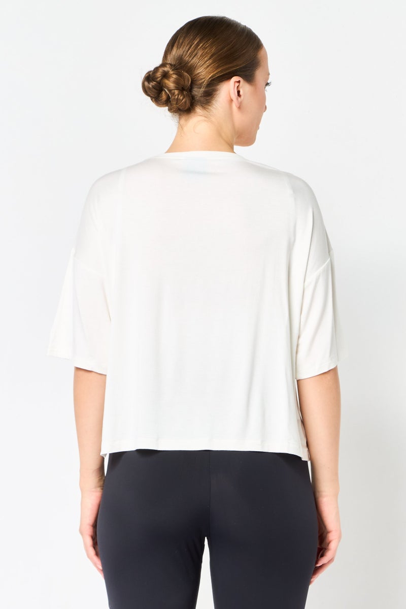 Champion تي شيرت قصير الأكمام للنساء مناسب للرياضة في الهواء الطلق، أبيض - Image 4