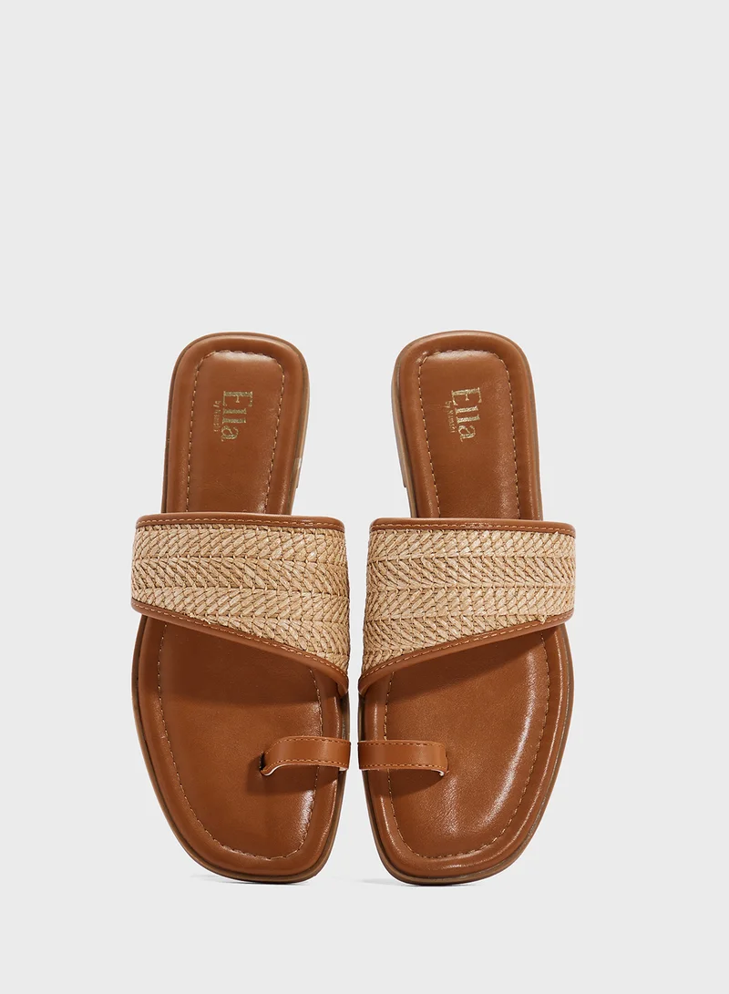 ايلا صندل مسطح من الرافييا