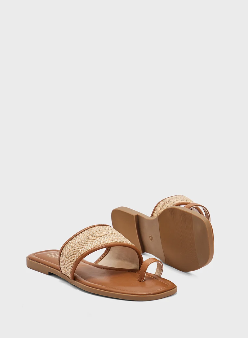 ايلا صندل مسطح من الرافييا