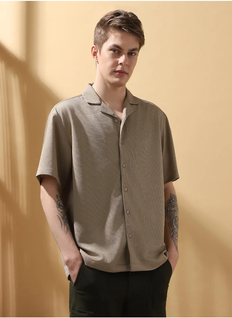 دينيس لينغو Upgrade your wardrobe with this premium Beige Relaxed fit Shirts Textured design crafted from 100% Polyester featuring Half Sleeve with Button closure.