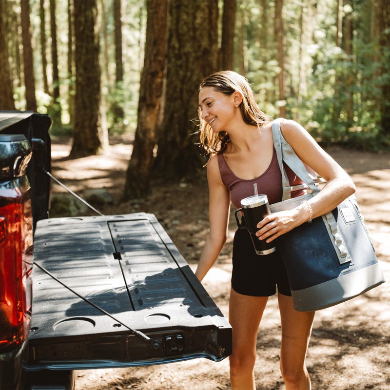 YETI Rambler 25 oz Tumbler with Handle and Straw Lid, Travel Mug Water Tumbler, Vacuum Insulated Cup with Handle, Stainless Steel, Charcoal - Image 2