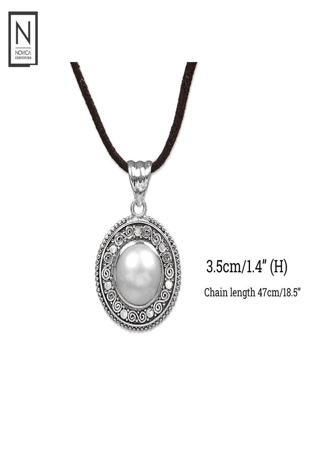 نوفيكا قلادة نوفيكا المصنوعة يدويًا من لؤلؤ مابي المستزرع، مع حبل جلدي، من إندونيسيا [طول 18.5 بوصة، عرض 2 مم، أبعاد القلادة: ارتفاع 1.4 بوصة × عرض 0.9 بوصة × عمق 0.3 بوصة]، لون "كرة بيضاء" - Image 4