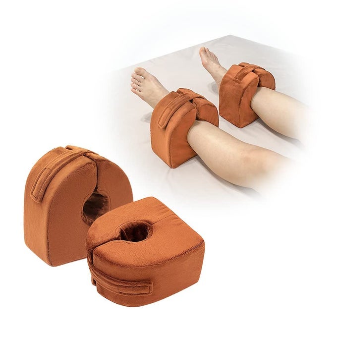 FOOT SUPPORT PILLOWS ANKLE PROTECTORS HEEL ELEVATOR WEDGE FOOT ELEVATION PILLOW MEDICAL ANKLE CUSHION FOR SLEEPING FOOT PRESSURE BED SORE FEET LEGS REST FOAM AFTER SURGERY RECOVERY BROWN 1 PAIR