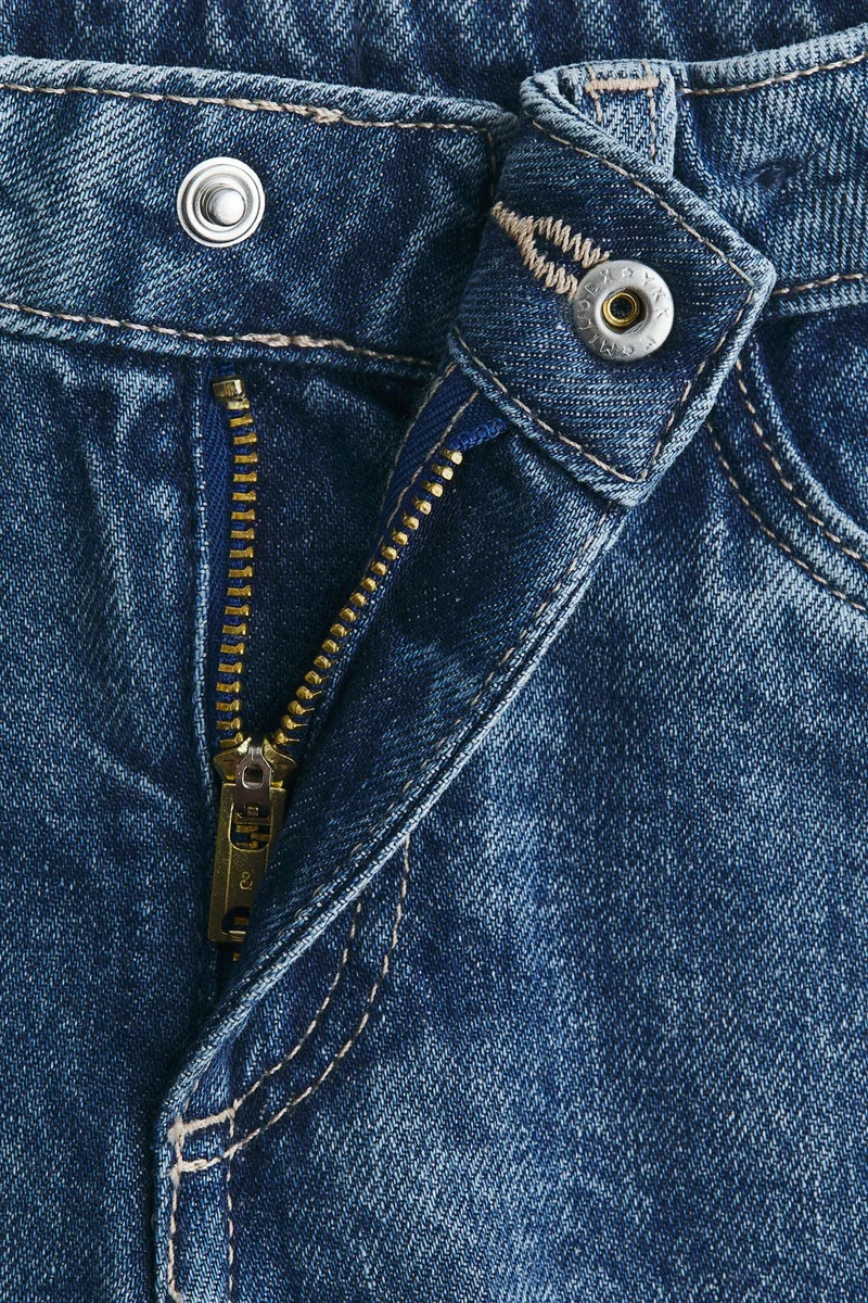 اتش اند ام شورت دنيم من نسيج فائق المرونة