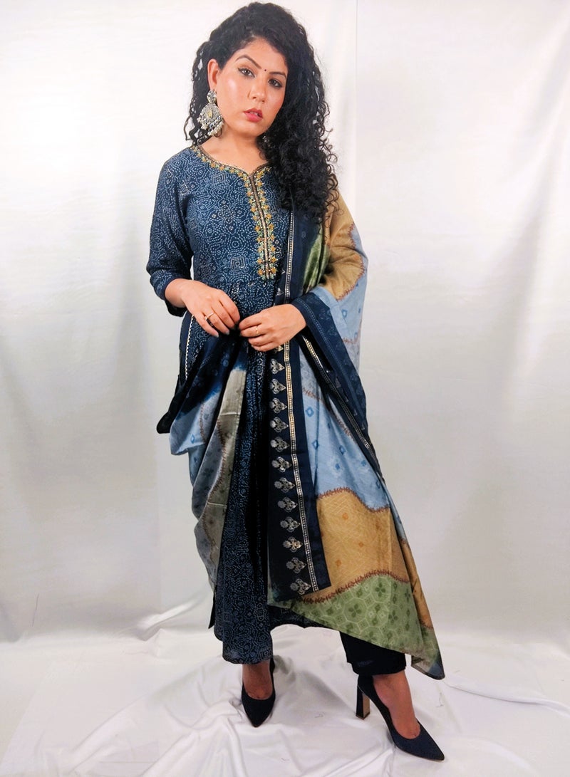 باناش برييا طقم كورتا، بنطال ودوپتة من قماش الموسلين بتصميم Nyra Cut باللون الأزرق من PRIYA'S PANACHE – أزياء هندية تقليدية مصممة للحفلات والمناسبات الخاصة للسيدات.  - Image 2