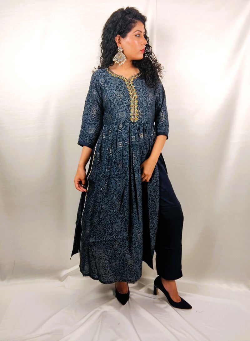 باناش برييا طقم كورتا، بنطال ودوپتة من قماش الموسلين بتصميم Nyra Cut باللون الأزرق من PRIYA'S PANACHE – أزياء هندية تقليدية مصممة للحفلات والمناسبات الخاصة للسيدات.  - Image 4