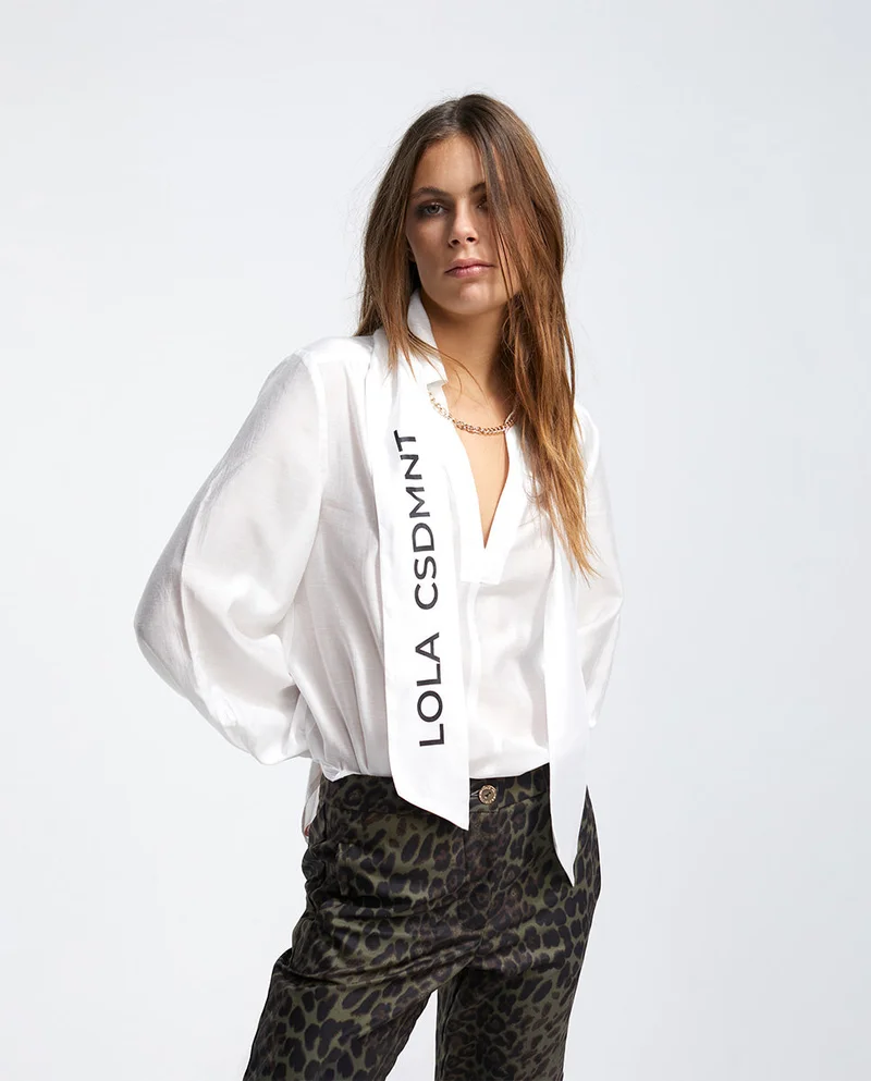 لولا كساديمونت بلوزة بتفاصيل وشاح