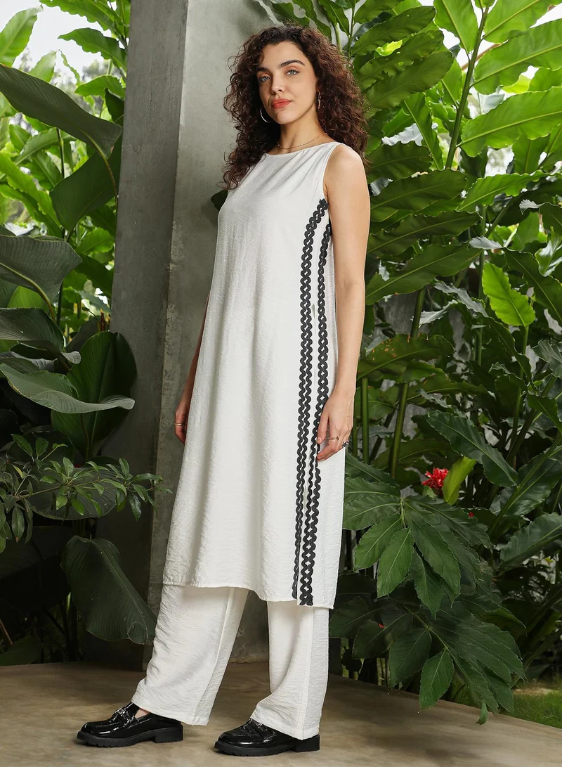  قصة طقم كورتا نسائي أبيض بنقوش دوامية متباينة