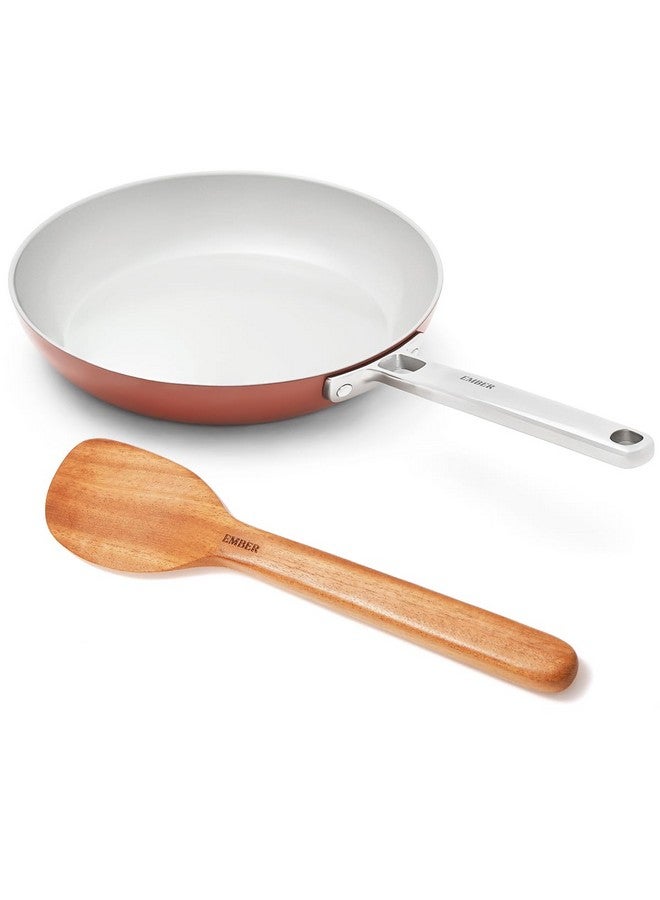 Ember Cookware مقلاة إمبر كوكوير أركيلا سيراميك غير لاصقة 24 سم مقبض فولاذي | 1x ملعقة مسطحة | آمنة للاستخدام على الحث | مقلاة غير سامة | خالية من PFAS و PTFE | سلسلة كابري | تيراكوتا - Image 1