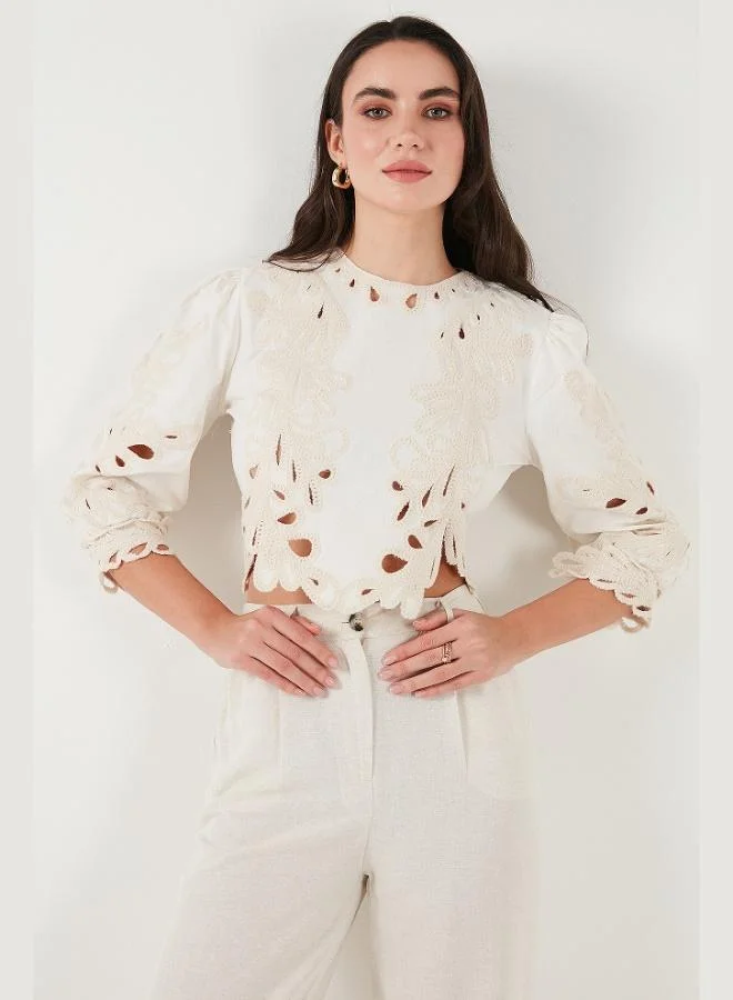ليلا بلوزة قطنية ضيقة مطرزة بفتحات للنساء
