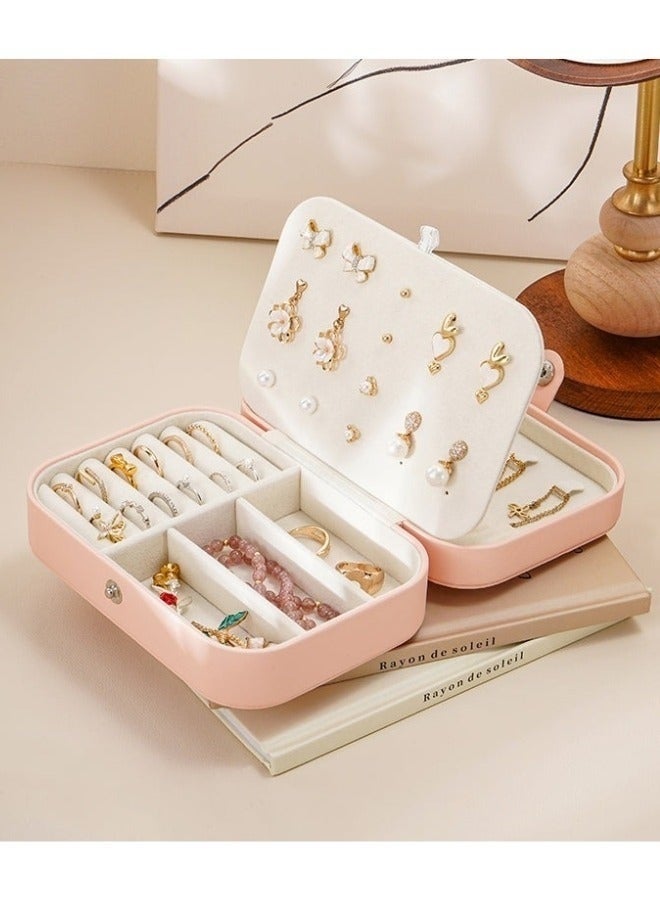 صندوق منظم مجوهرات للسفر – علبة مجوهرات صغيرة من الجلد الصناعي PU للخواتم، القلائد، الأقراط، الأساور، أزرار الكم والإكسسوارات – محفظة مجوهرات محمولة مضادة للغبار والخدوش ومقاومة للماء – هدية مثالية للنساء والفتيات للسفر، عيد الحب، أعياد الميلاد، عيد الأم، الكريسماس أو الزواج - Image 3