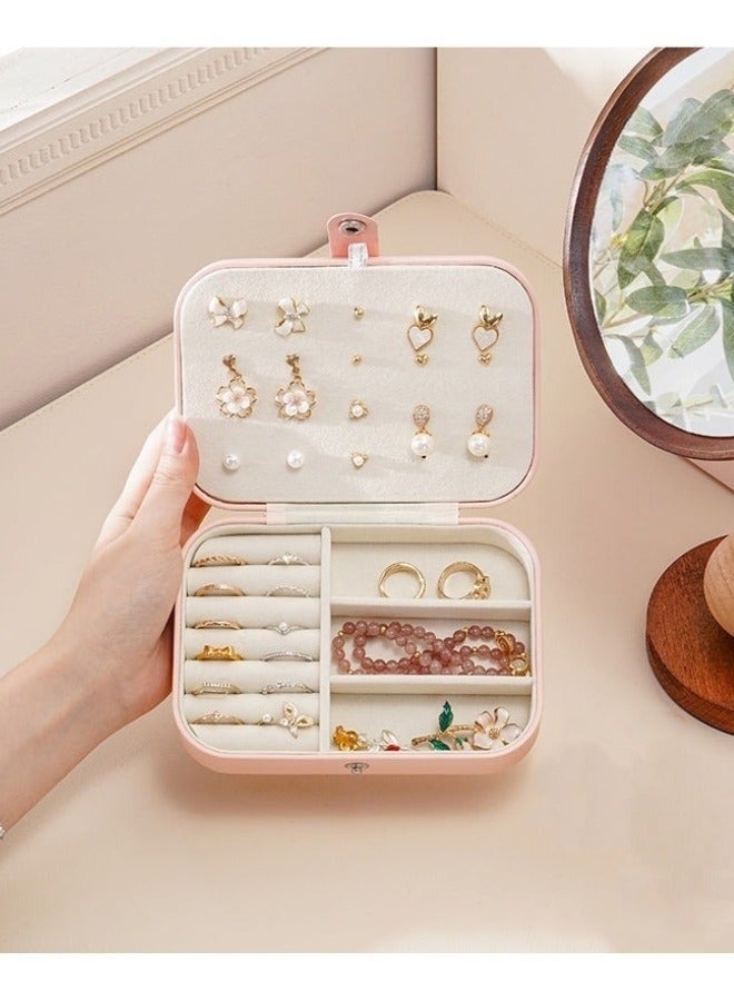 صندوق منظم مجوهرات للسفر – علبة مجوهرات صغيرة من الجلد الصناعي PU للخواتم، القلائد، الأقراط، الأساور، أزرار الكم والإكسسوارات – محفظة مجوهرات محمولة مضادة للغبار والخدوش ومقاومة للماء – هدية مثالية للنساء والفتيات للسفر، عيد الحب، أعياد الميلاد، عيد الأم، الكريسماس أو الزواج - Image 4