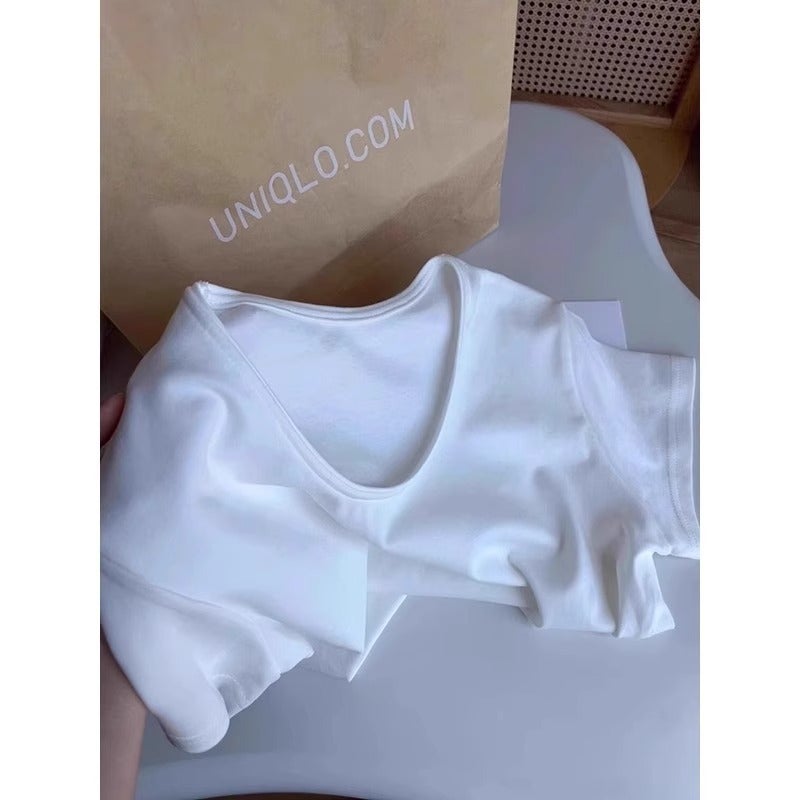 تي شيرت نسائي أبيض بياقة على شكل حرف U من القطن النقي بأكمام قصيرة - Image 4