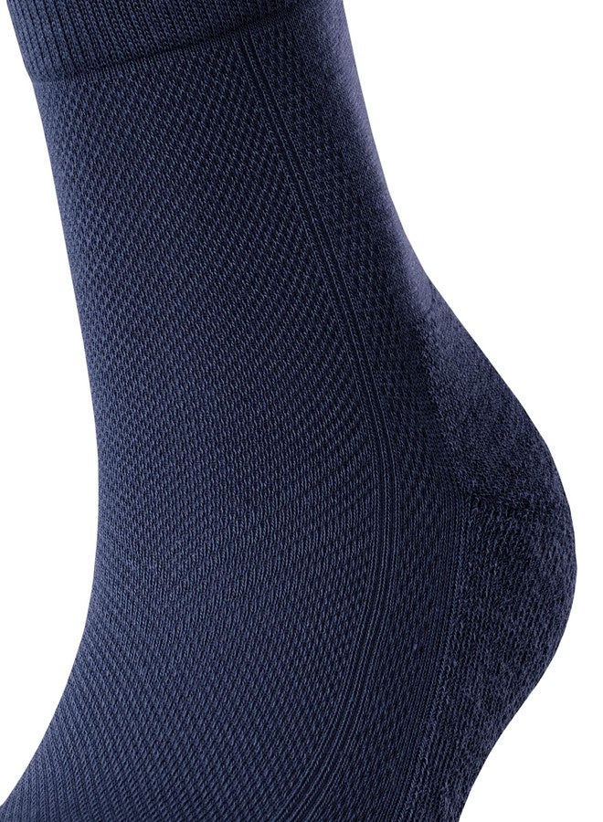 فلايك جوارب فالك النسائية القصيرة، تسمح بمرور الهواء، وتمنح شعورًا بالبرودة، مصنوعة من البوليستر، بطول ربع الساق، جوارب يومية مريحة، لون أزرق (مارين 6120)، مقاس 6.5-7.5، زوج واحد - Image 3