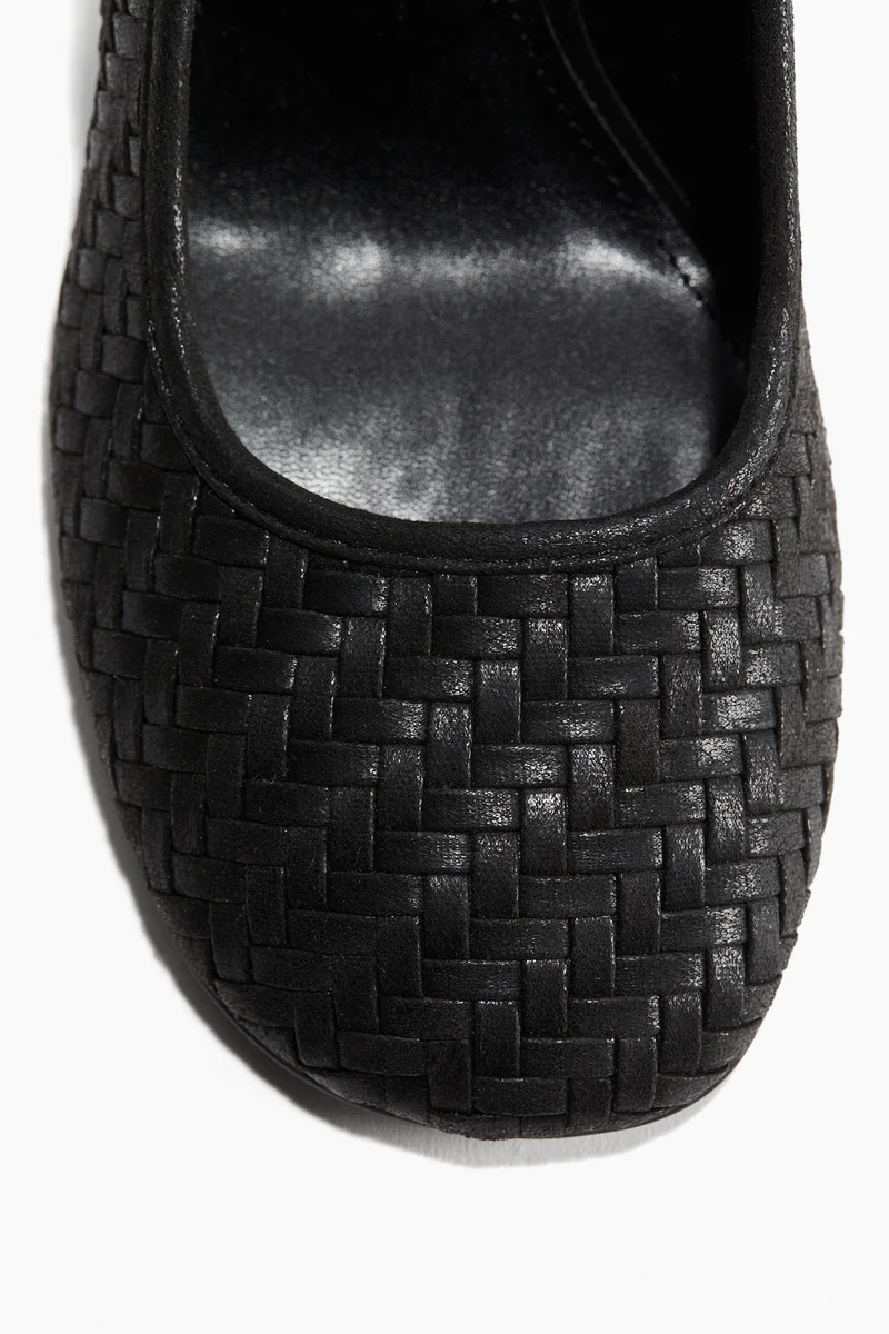 اتش اند ام حذاء كورت مضفّر