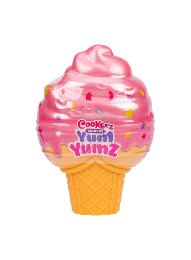 Cookeez Makery طقم كوكيس ميكري يام يام المزدوج، مليء بالمرح ومليء باللذة! أضف المكونات واكتشف حيوانات محشوة عطرة لطيفة جداً داخل مخروط الآيس كريم الذي يمكنك تخصيصه - قد تختلف الأنماط. - Image 1