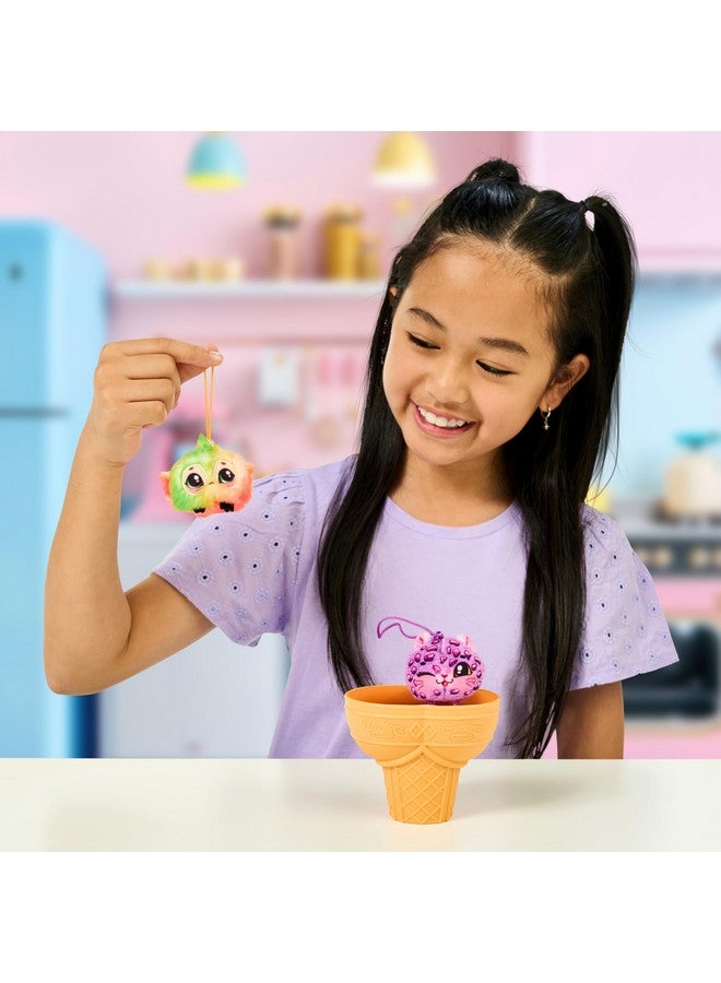 Cookeez Makery طقم كوكيس ميكري يام يام المزدوج، مليء بالمرح ومليء باللذة! أضف المكونات واكتشف حيوانات محشوة عطرة لطيفة جداً داخل مخروط الآيس كريم الذي يمكنك تخصيصه - قد تختلف الأنماط. - Image 3