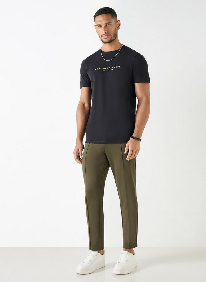 ايكونيك تيشيرت بياقة ضيّقة وأكمام قصيرة وطبعات شعار - Image 2