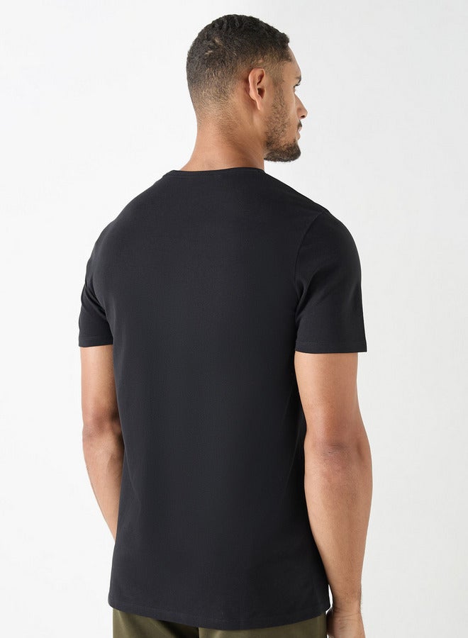 ايكونيك تيشيرت بياقة ضيّقة وأكمام قصيرة وطبعات شعار - Image 3