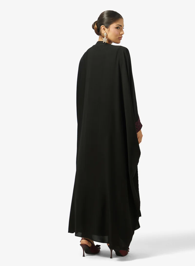 هيا كلوزيت عباية مفتوحة مطرزة بياقة على شكل حرف