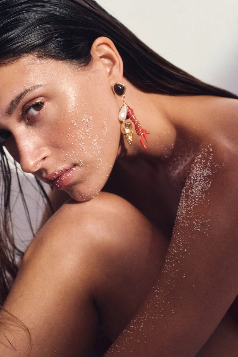 اتش اند ام حلقان مزينة بحلية