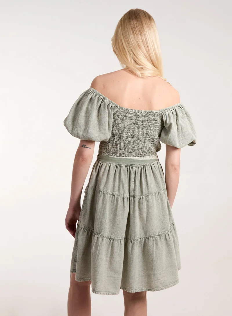 بلو فانيلا فستان قصير بأكمام منتفخة على طراز حليب الأبقار