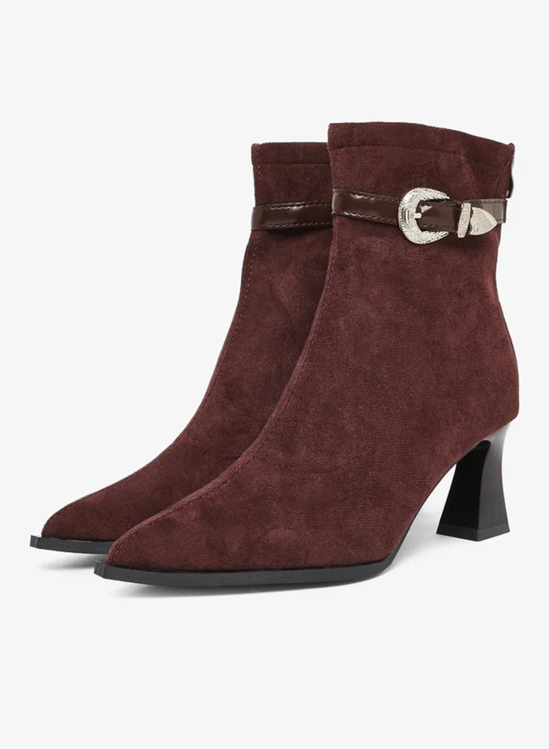 تايك تو حذاء بوت خمري من الشمواه بتفاصيل إبزيم