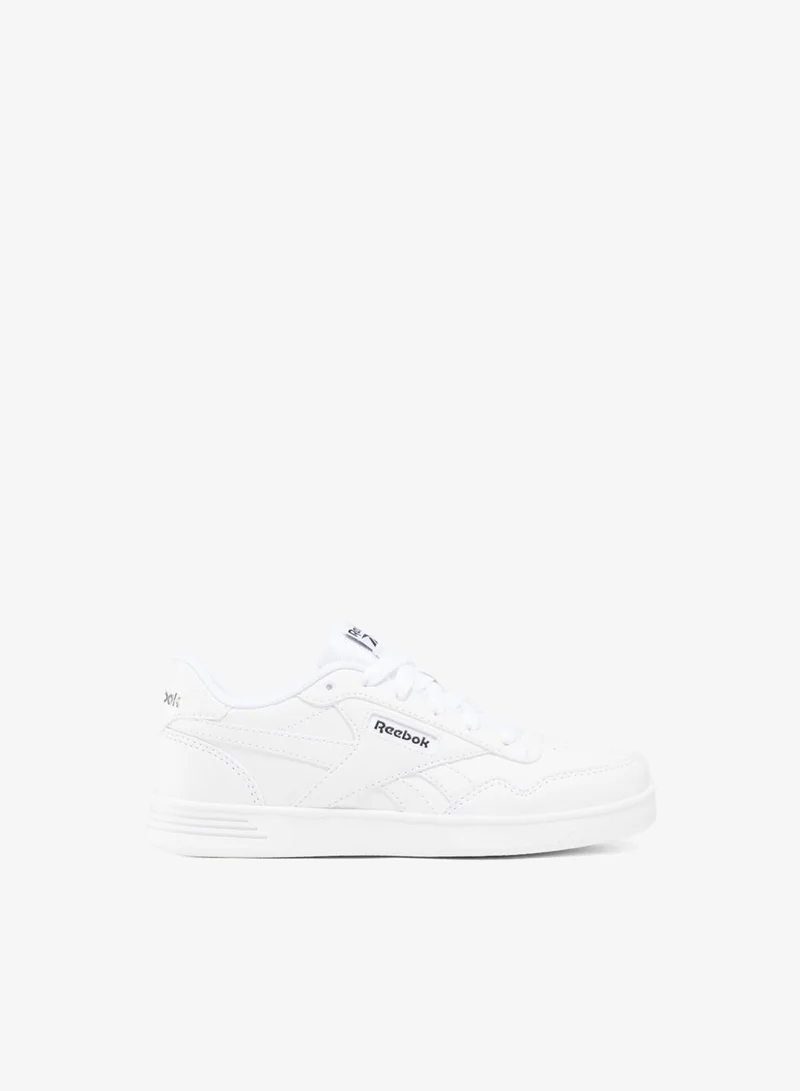 ريبوك Reebok Kids Court Advance sneakers offer a classic tennis style with modern touch. Featuring a windowbox logo and reinforced toe for performance on the court.