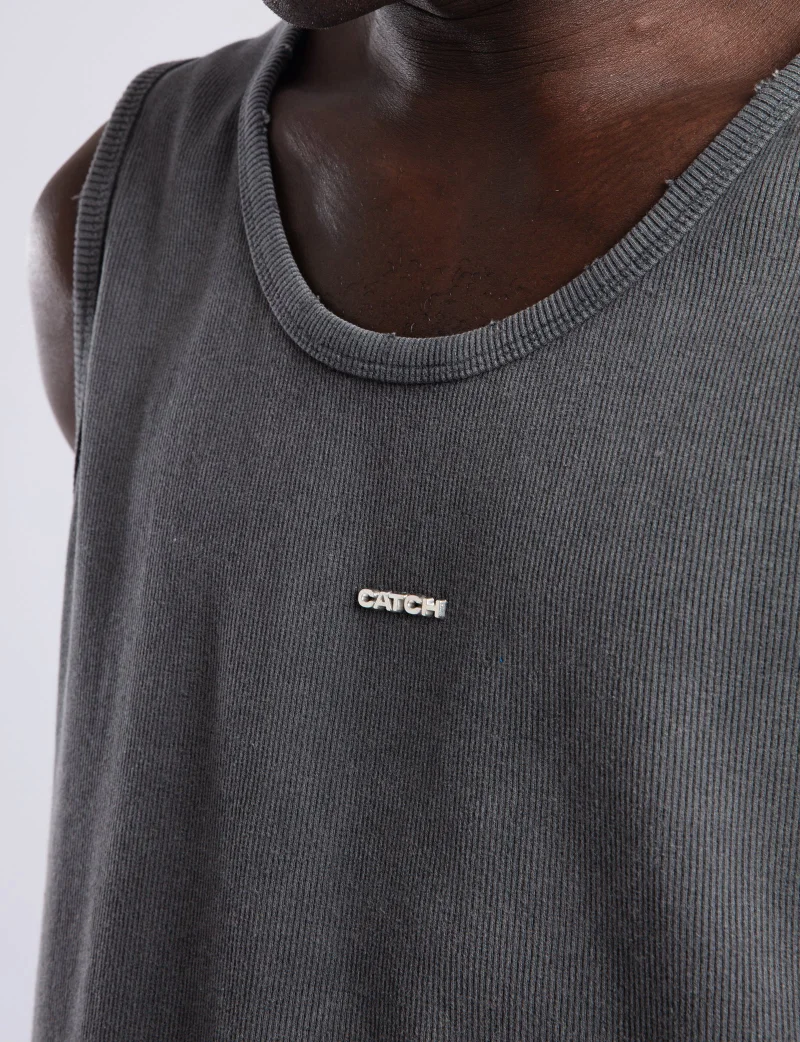 كاتش تيشيرت بدون أكمام بشعار معدني