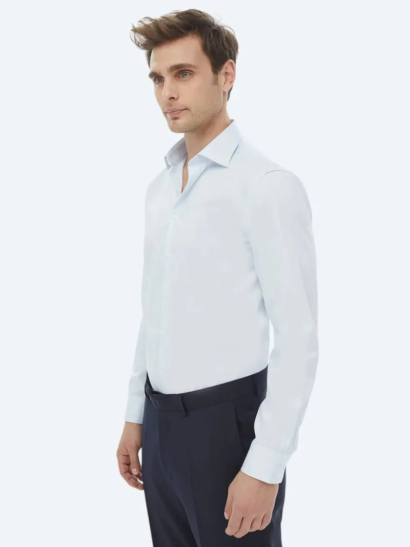 كيب قميص قطني كلاسيكي سادة بلون أزرق فاتح، بقصة ضيقة، مصنوع من القطن الخالص ١٠٠٪