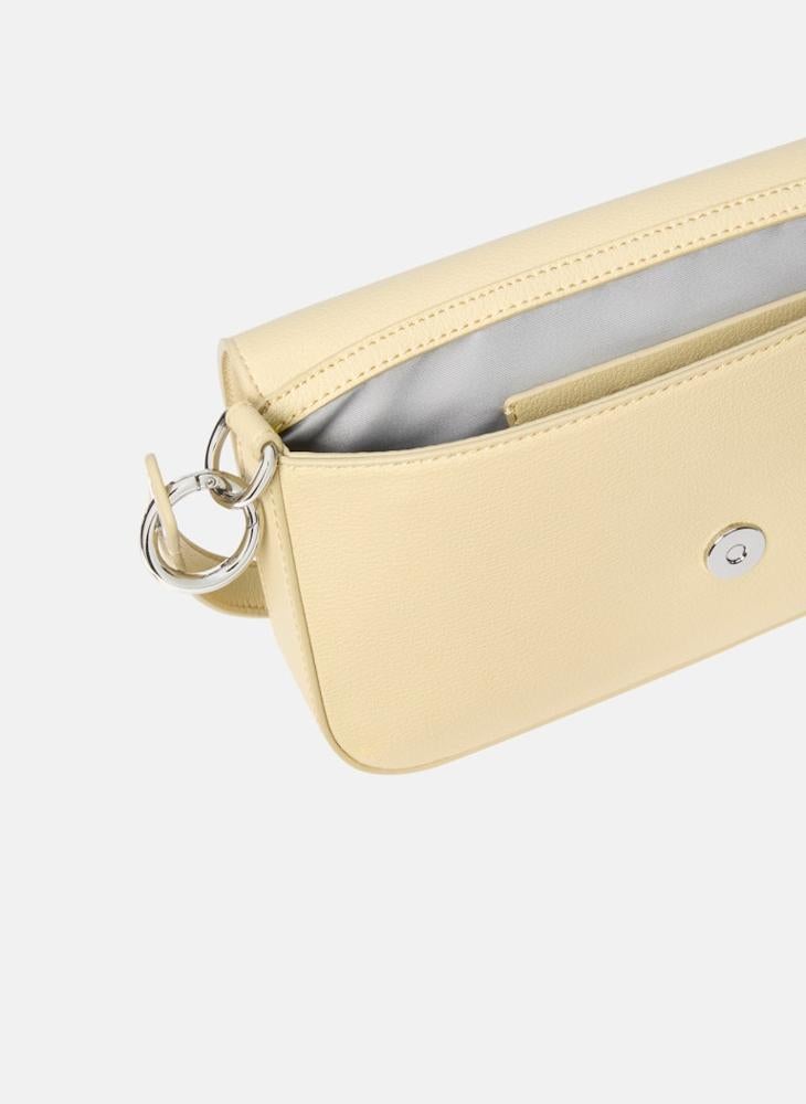 حقيبة كتف بتفاصيل شعار