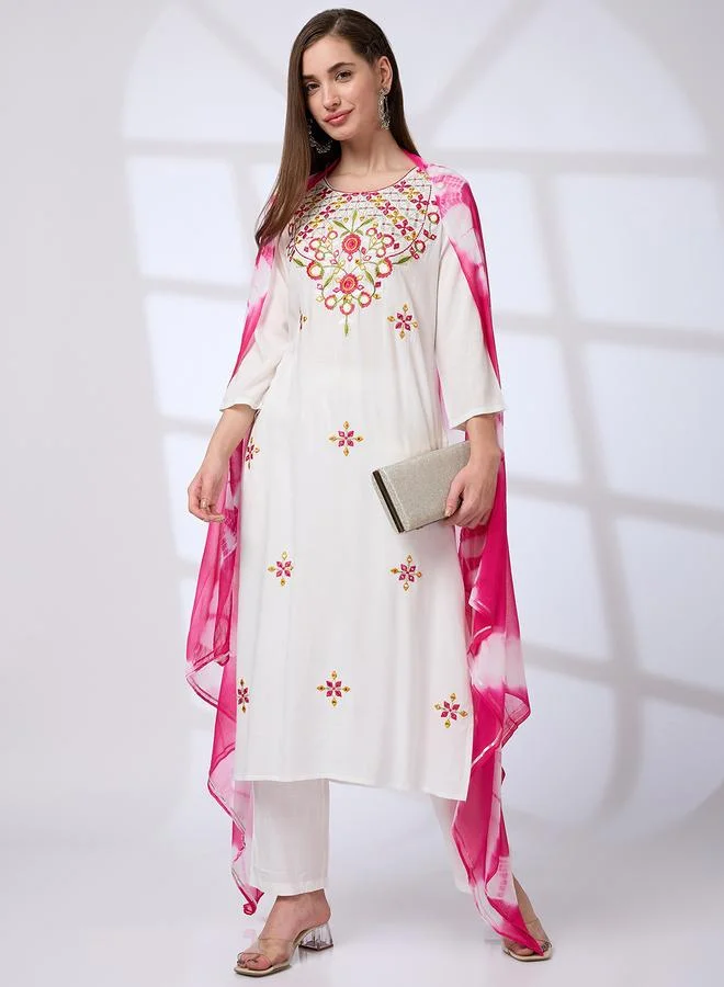 جلو باص طقم كورتا للعمل مطرزة عند الصدر مع بنطال وشيلة بطبعة تاي داي ودانتيل جوتا