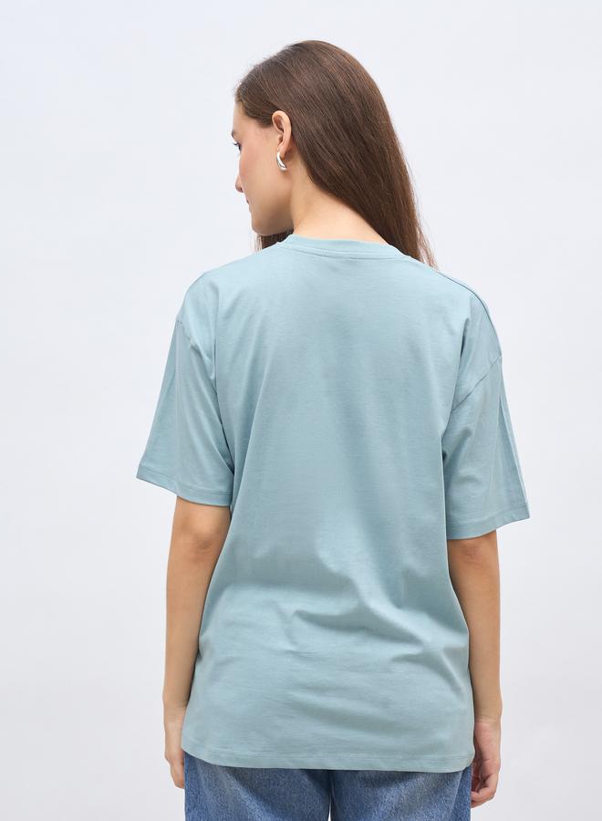 ستايلي تيشيرت نسائي أزرق بطبعة شعار مقاس كبير - Image 5