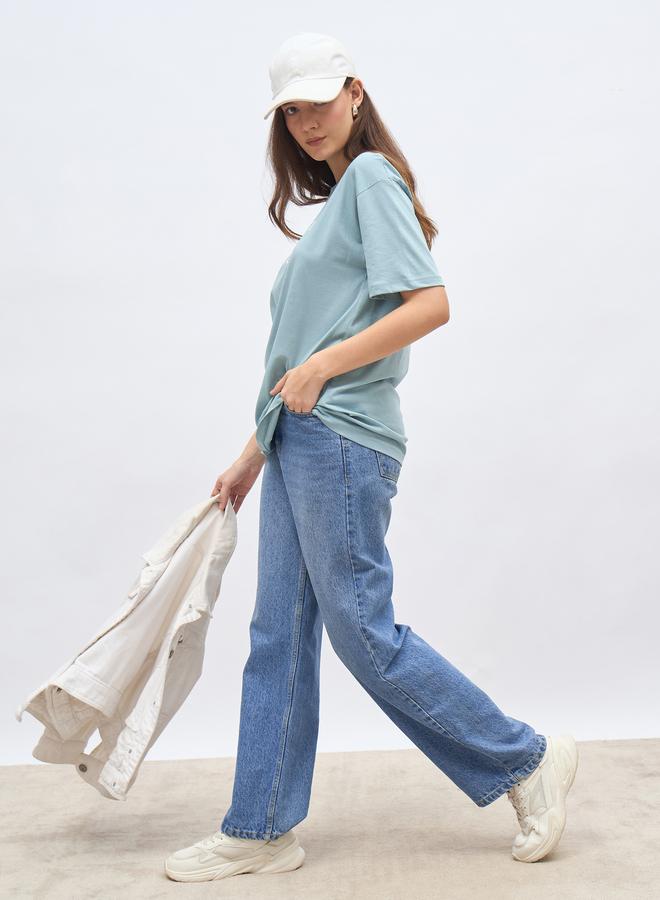 ستايلي تيشيرت نسائي أزرق بطبعة شعار مقاس كبير - Image 2