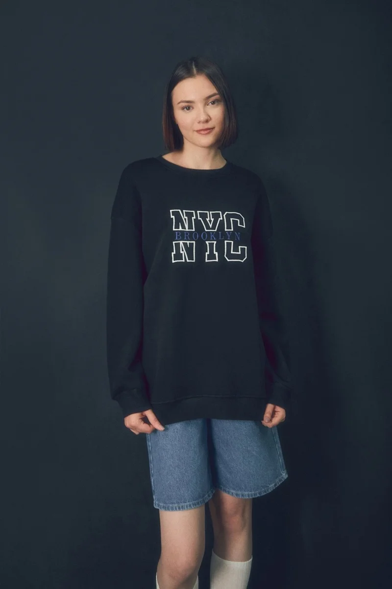 FullaModa Crew Neck Sweatshirt with Text Embroidery
