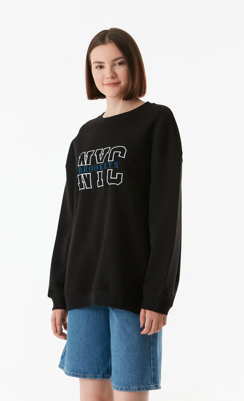 FullaModa Crew Neck Sweatshirt with Text Embroidery
