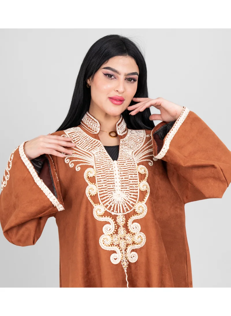 اكسا جلابية شتوية آسيوية بياقة مطرزة من الأمام لون بني