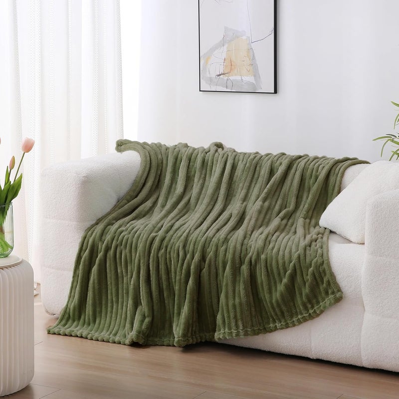 Linecooo بطانية من الصوف باللون الأخضر الزيتوني، مقاس 108” × 90”， مناسبة للأريكة أو السرير، ناعمة جدًا ومريحة، مصنوعة من القطن ��لميكروفيبر مع تصميم خطوط، خفيفة الوزن، مناسبة للبالغين والنساء والفتيات. - Image 4