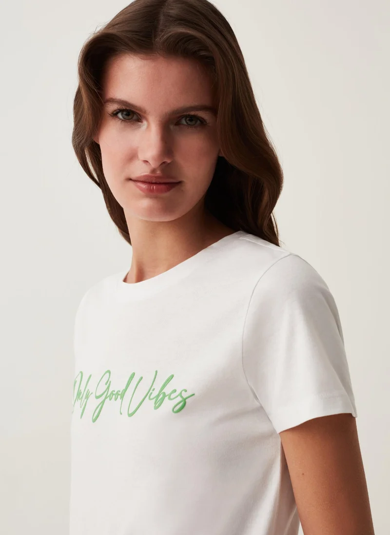 او في اس Cotton T-shirt with printed lettering