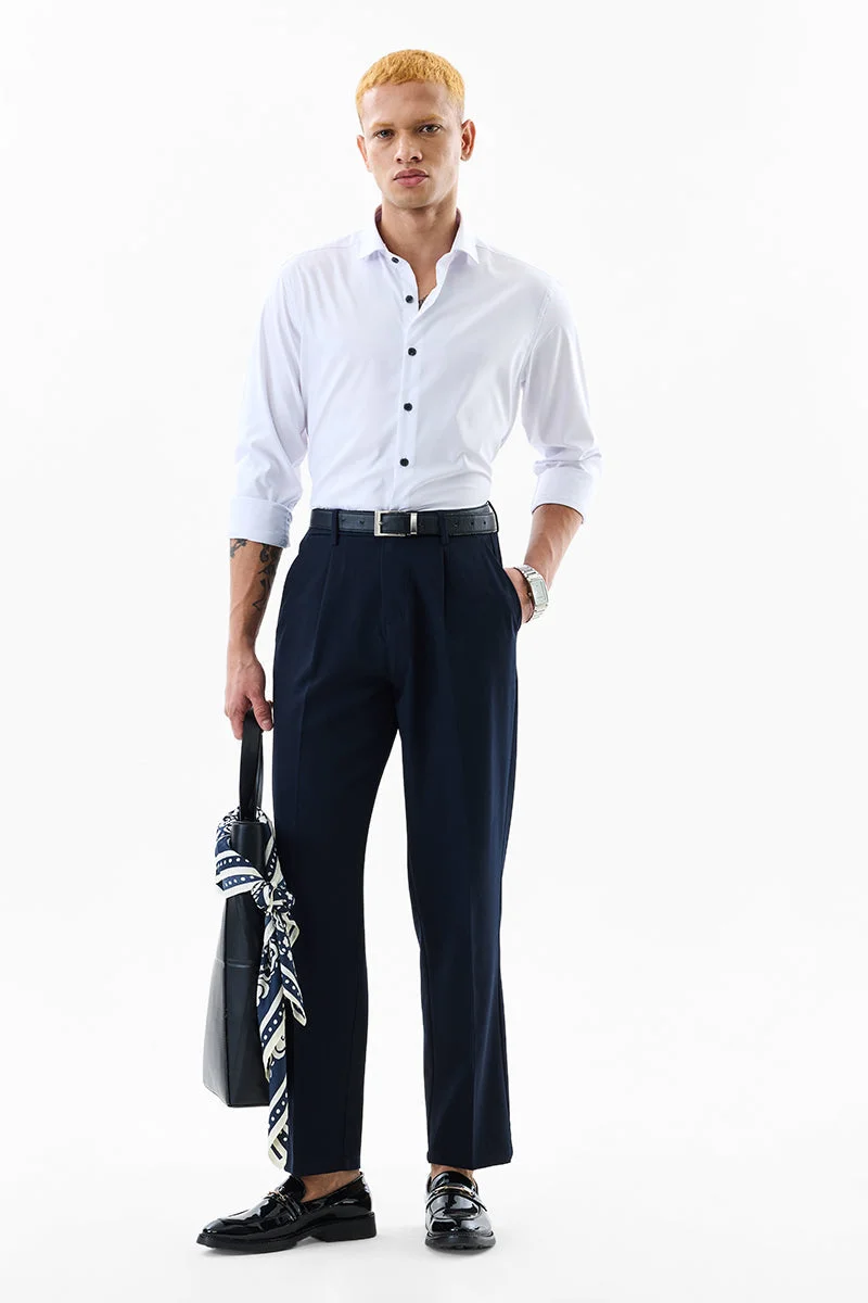 سنيتش قميص أبيض بقصة ضيقة