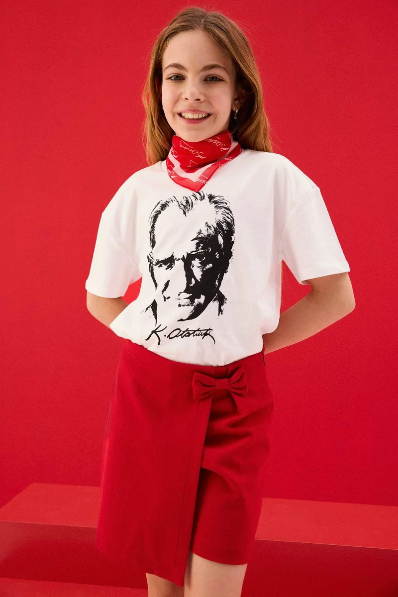 ديفاكتو Girl Atatürk Print T-Shirt