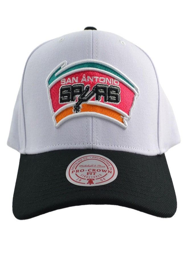 ميتشل آند نيس قبعة ميتشل آند نيس سناباك لفريق سان أنطونيو سبيرز لكرة السلة، إصدار ثنائي اللون، أبيض/أسود - Image 1