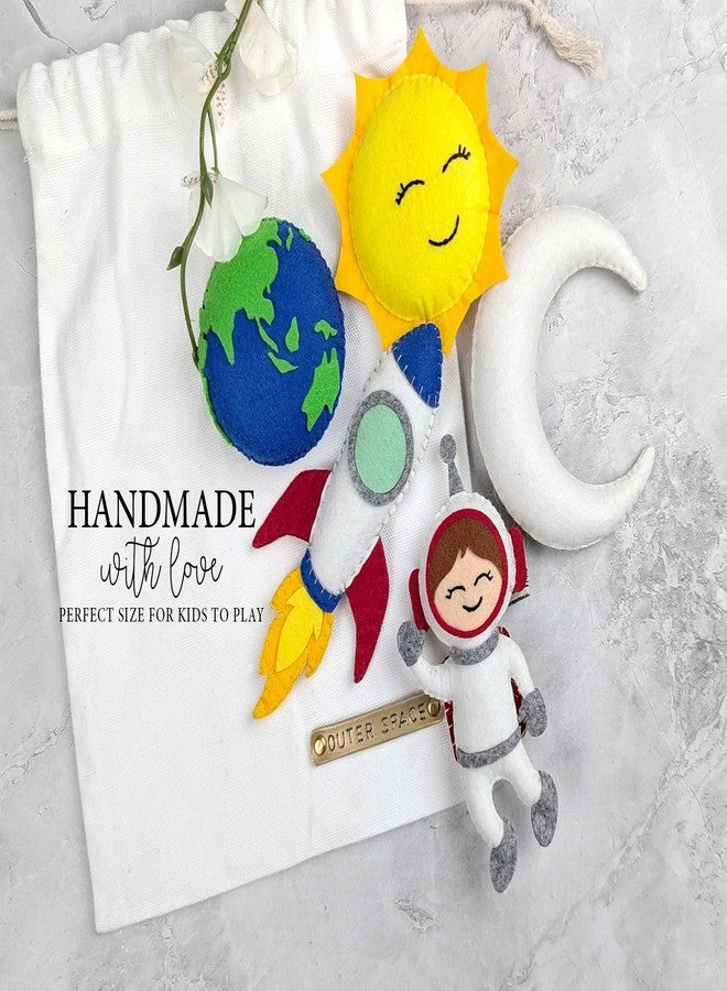 AGD Handmade ألعاب تعليمية مصنوعة يدوياً من اللباد من AGD، مستوحاة من الفضاء، تتضمن رائد فضاء وقمر وأرض وشمس وصاروخ، مناسبة للعب التخيلي للأطفال، وهدايا أعياد ميلاد للأطفال (مجموعة من 5 قطع، حقيبة تخزين). - Image 2